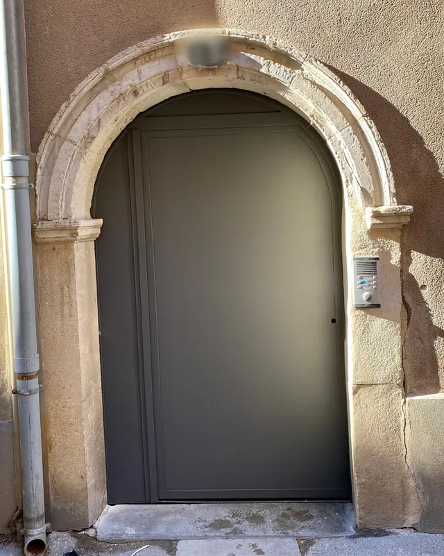 Après : porte métallique neuve fabriquée sur mesure pour l’arche
