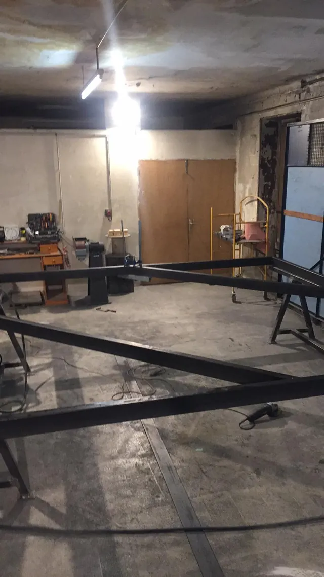 L’atelier de fabrication, avec un ouvrage en acier sur le sol
