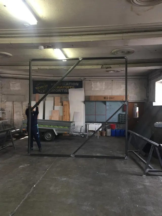 Cadre de portail en cours de fabrication à l’atelier