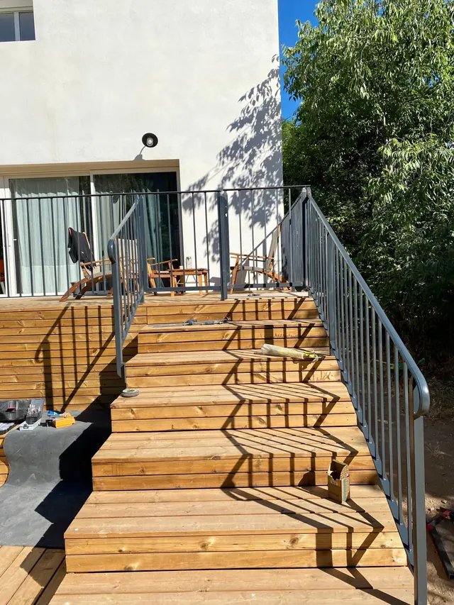 Rampe d’escalier en acier sur un escalier extérieur en bois