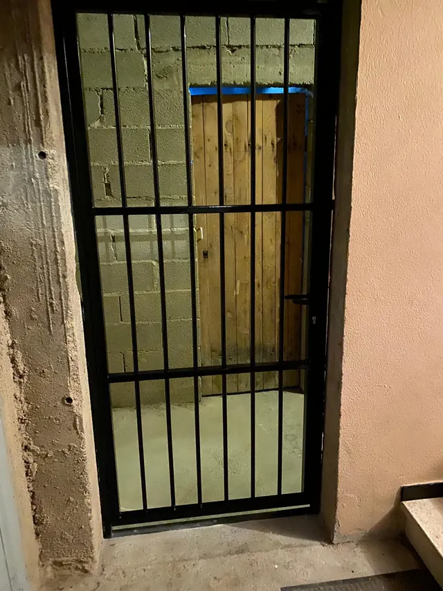 Porte grille en acier