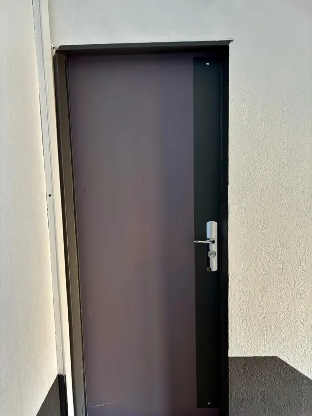 Porte blindée brune, poignée inox
