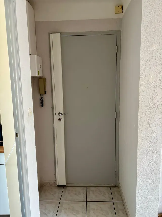 Porte grise de logement