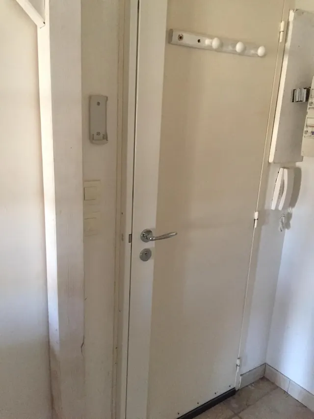 Verrous posés sur porte blanche