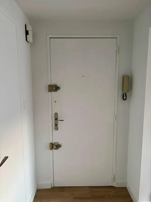 Porte équipée de verrous de sûreté