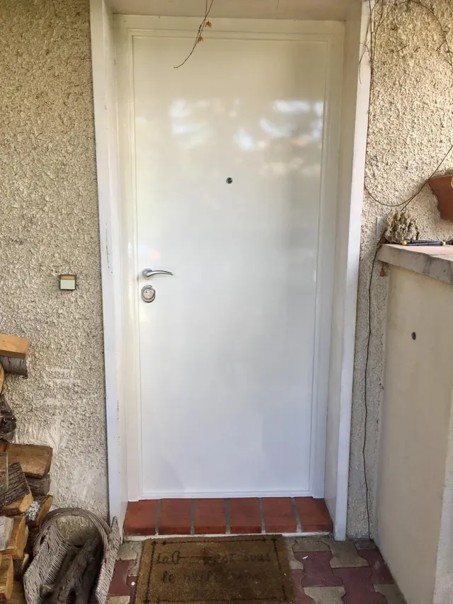 Porte d’entrée blanche