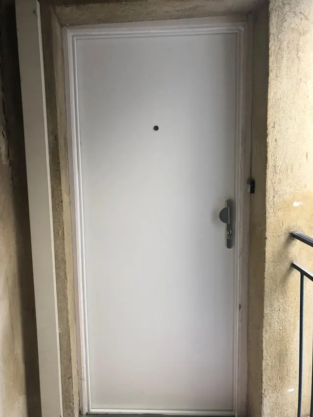 Porte palière blanche
